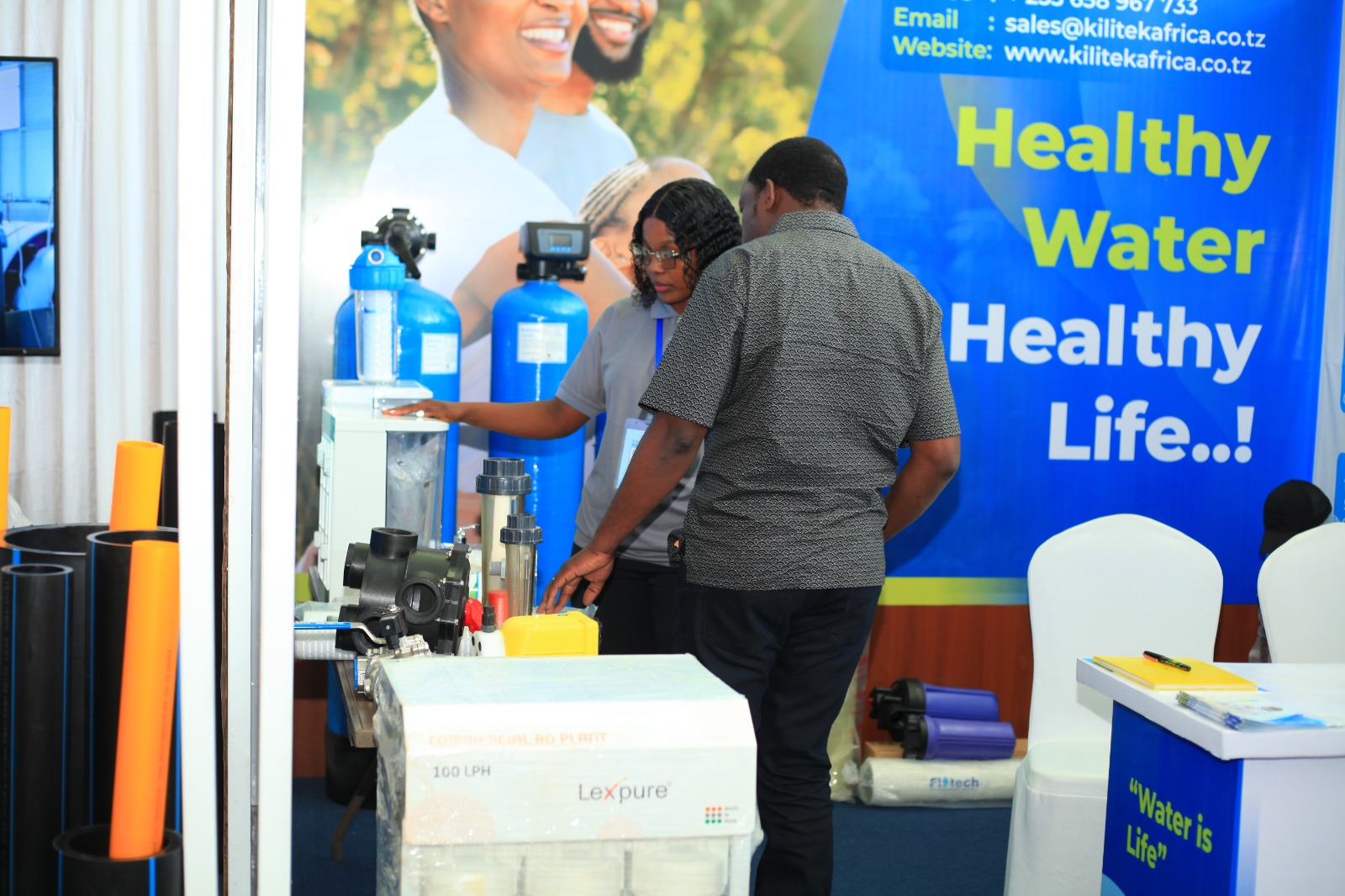 Visitors discussing water treatment challenges at the Kilitek booth